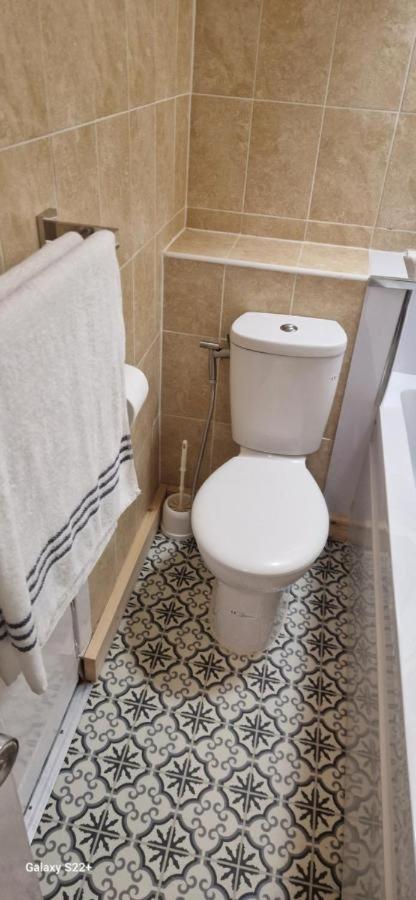 Archillects Entire Two Bedroom Comfy House - Free Parking 글라스고 외부 사진