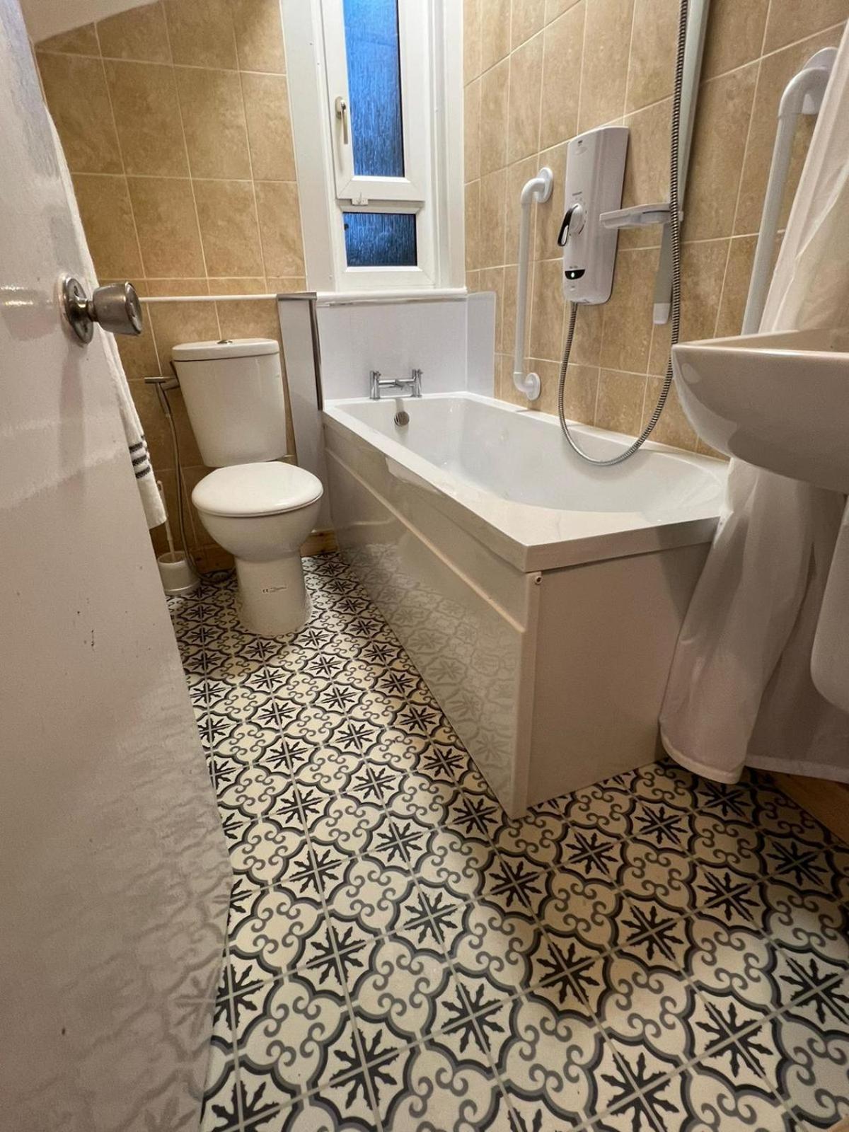 Archillects Entire Two Bedroom Comfy House - Free Parking 글라스고 외부 사진