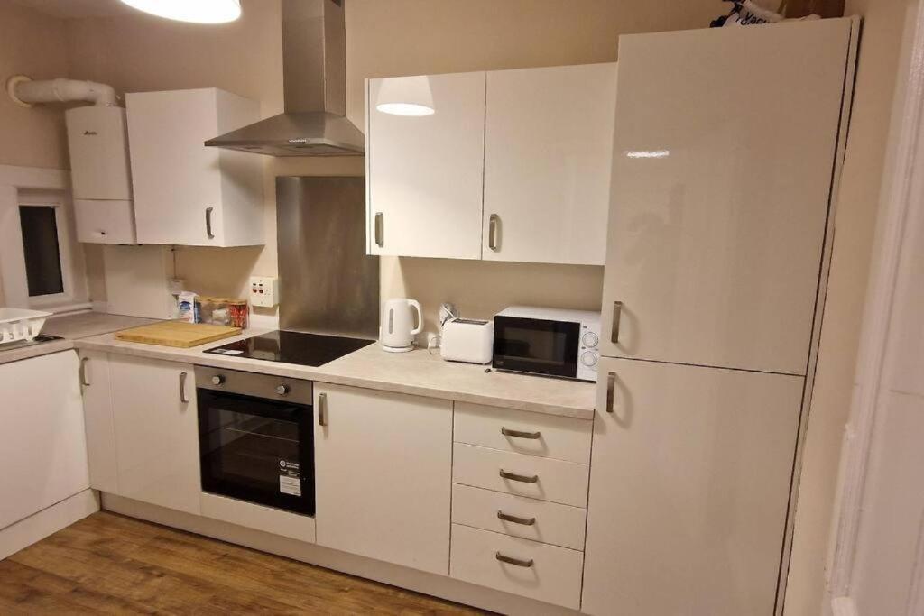 Archillects Entire Two Bedroom Comfy House - Free Parking 글라스고 외부 사진